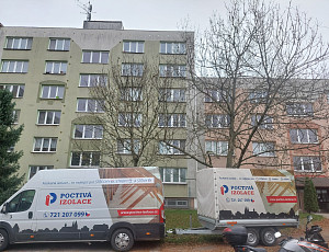 Zateplení stropu bytového domu pomocí foukané izolace